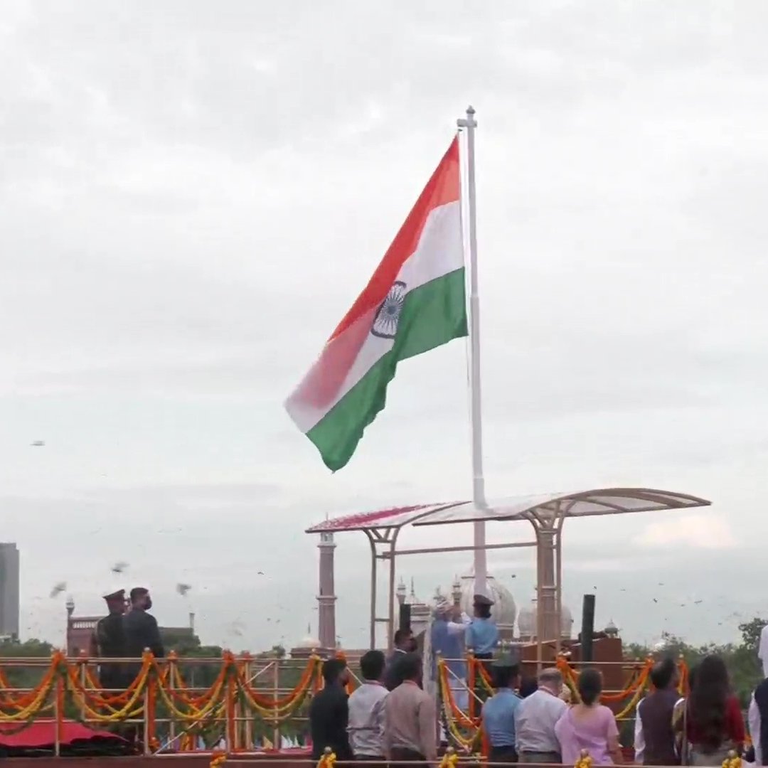 DharmaSL's tweet photo. PM Shri @narendramodi ji unfurls the Tricolour flag at the ramparts of #RedFort on the occasion of 76th #IndependenceDay in Delhi. https://t.co/WqRLA1CDbz