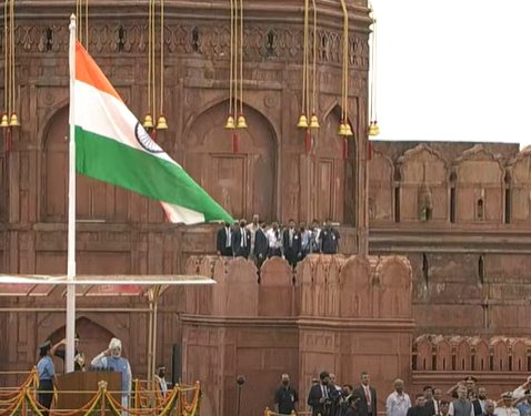 DharmaSL's tweet photo. PM Shri @narendramodi ji unfurls the Tricolour flag at the ramparts of #RedFort on the occasion of 76th #IndependenceDay in Delhi. https://t.co/WqRLA1CDbz