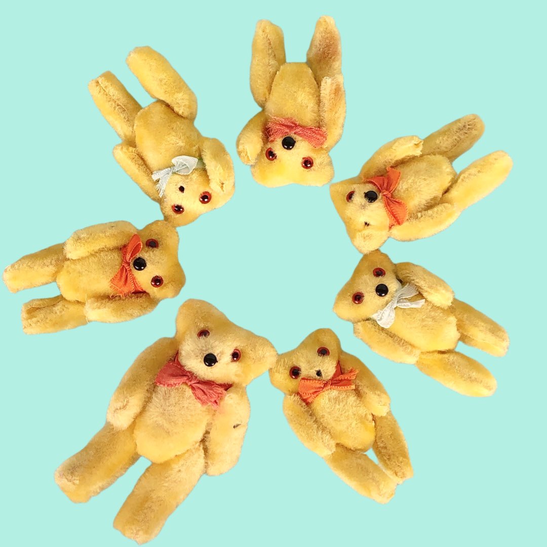 web_kawaii_deco's tweet photo. 【君たちはいったい!?】
実はこのクマたち。。
『同じ学校の仲間なのさ☆』
アメリカはNYの玩具メーカーShackmanの「Small Bear School」1950年代 製造JAPAN
先生の机にだけりんごが乗ってる不公平感がたまらないのです♡
https://t.co/bljfF2hQ2U
#ヴィンテージDeco
#smallbear
#vintagebear https://t.co/hwyUSLgE4B