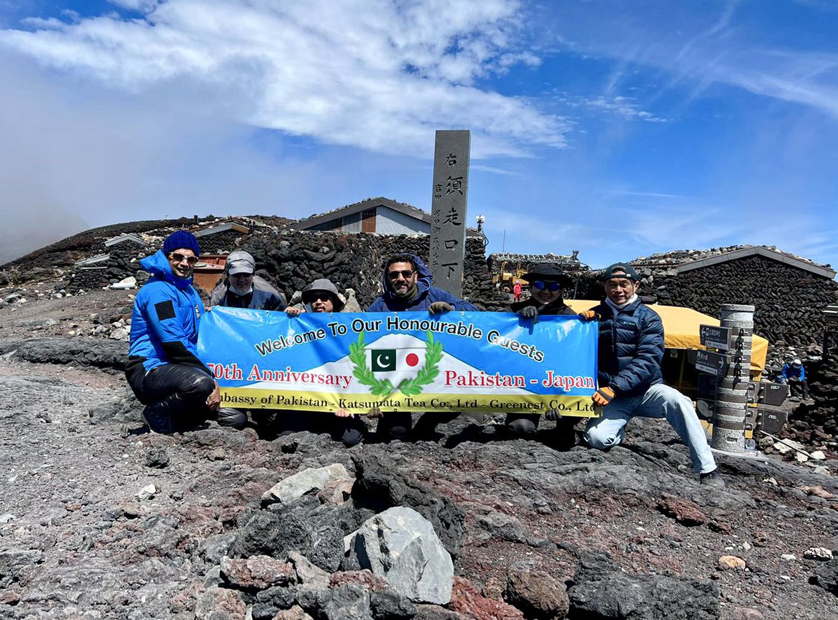 TradeTokyo's tweet photo. #75thPayKuchKhaas 🇵🇰🇯🇵
日本・パキスタン外交関係樹立70周年記念 富士山登山
- kind gesture by Japanese companies in Shizuoka, climbing #mountfuji together to commemorate 70th anniversary of diplomatic relations between 🇵🇰&amp;🇯🇵
#PakJapan70years #70年の友情 #パキスタン75 #PakistanAt75 https://t.co/0aIbGPNZ7v