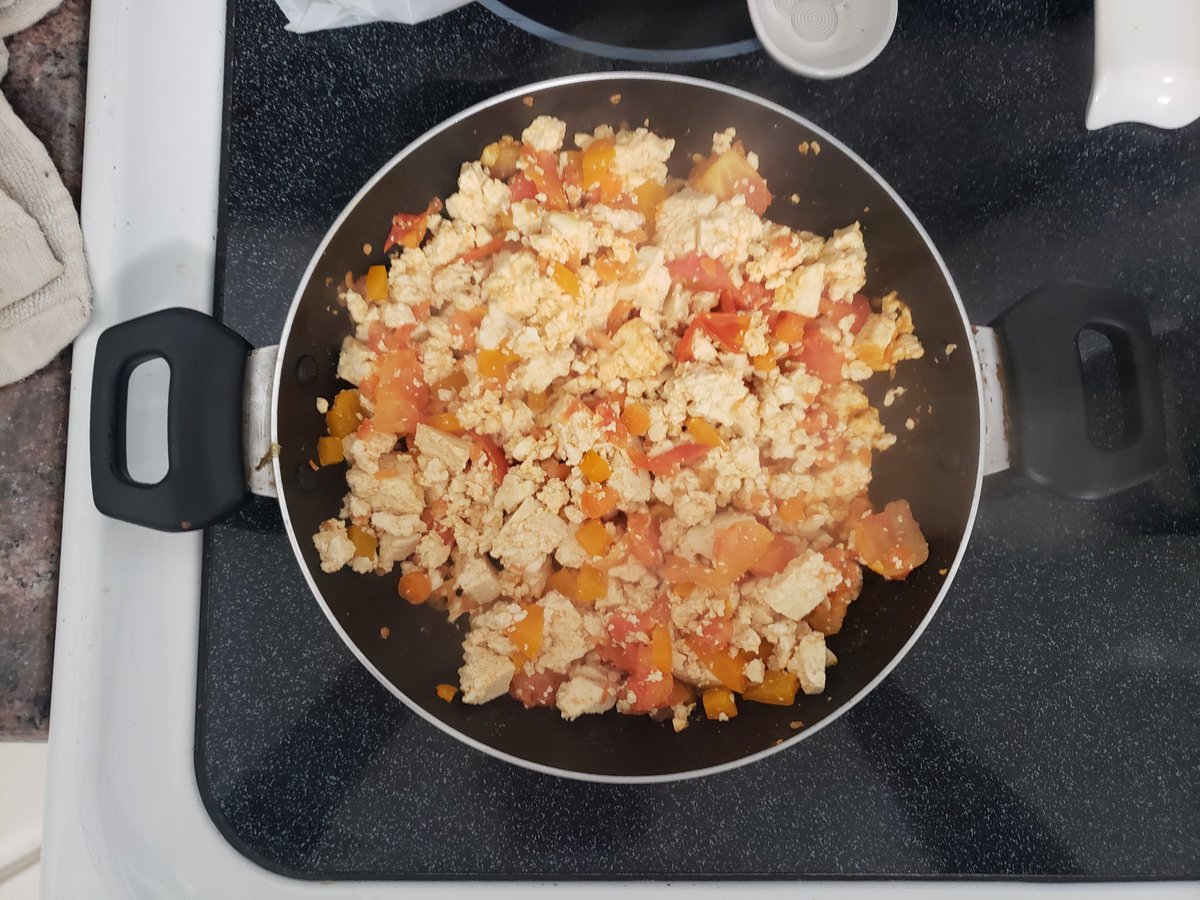 TheSquareEnix's tweet photo. Cocinando tofu revueltico con pan de pasas y un poquito de aguacate. De chimba esta sabrosura! π±
#ScrambledTofu #TofuRevuelto #LessCruelty #LessEnvironmentalDamage https://t.co/B6nm0h0dRD