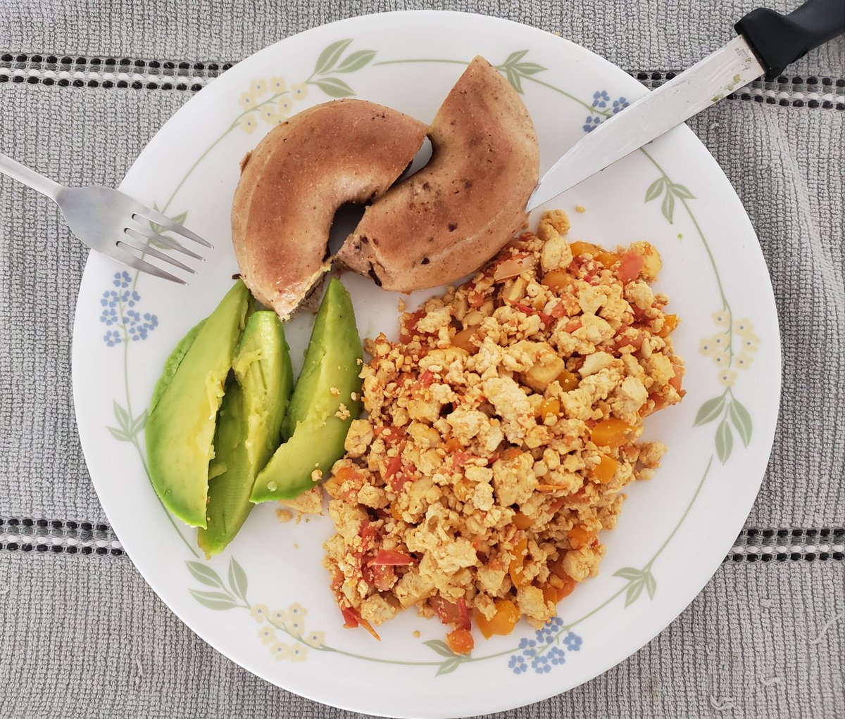 TheSquareEnix's tweet photo. Cocinando tofu revueltico con pan de pasas y un poquito de aguacate. De chimba esta sabrosura! π±
#ScrambledTofu #TofuRevuelto #LessCruelty #LessEnvironmentalDamage https://t.co/B6nm0h0dRD