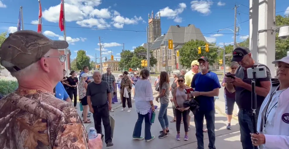 ItsDeanBlundell's tweet photo. Video: The Qanon Queen Of Canada, Ramona Didulo, And 12 Future Mental Patients Tried To Arrest The Entire Peterborough Police Force Today And It Went Pretty Much How You’d Expect It To Go - https://t.co/ouTOVxh6HT https://t.co/XP346IUw3o