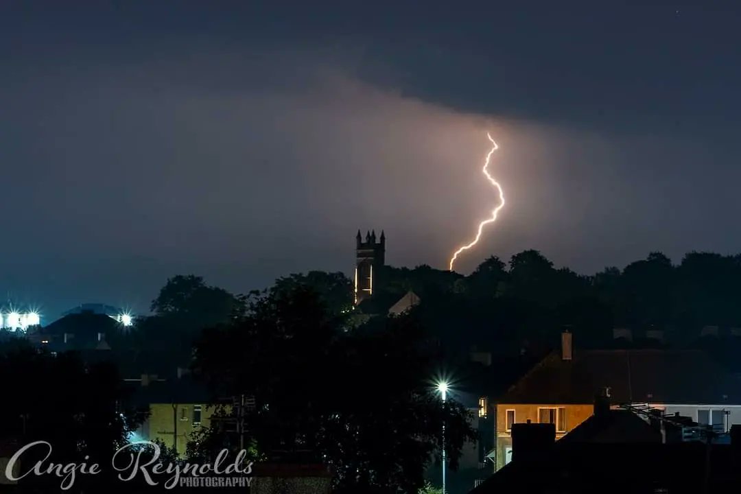 angie_R's tweet photo. #lightening over Wishaw tonight looking towards Cambusnethan Church
#weather #BBCWeatherWatcher  #BBCWeather https://t.co/gQHuVactfY