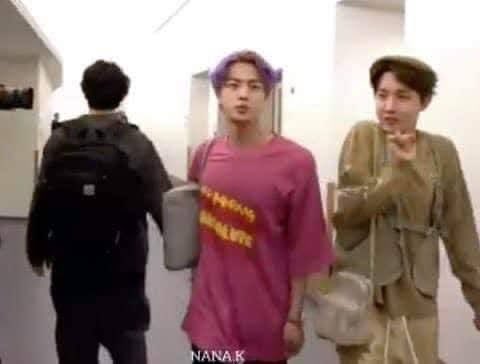 nicolaskyu's tweet photo. O Jin e o Hoseok parecem aqui aquelas patricinhas de colégio americano e o Jungkook o Emo antisocial que não vai com a cara deles https://t.co/iZOgr2KiGA
