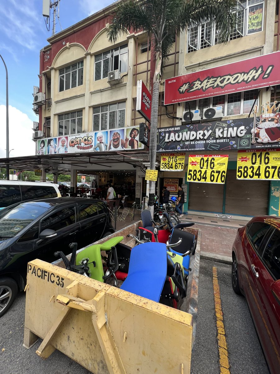 mustakim_ismail's tweet photo. Siapa nk kerusi office, boleh ambik by today. Free je, lepas jam 6 ptg rorobin ni akan clear. Location Seksyen 13, shah alam. Area Geng Corner, upin ipin. Ambik je jgn takut2. Kalau ada org marah, tunjuk post aku ni. https://t.co/TALQe9da9n