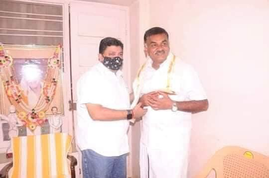ksivasenapathy's tweet photo. மிகப்பெரிய ஆன்மீக குடும்பத்தில் இருந்து வந்த அமைச்சரின் தேசியக்கொடி கட்டிய கார் மீது செருப்பு வீசுகிறீர்களே... இதுதான் உங்கள் ஆன்மீகமா....? 
அவரது தாத்தா யார் தெரியுமா? 
ஐயப்பன் கோவில் இருக்கும் காட்டில் மரங்களைக் கடத்தல்  தொழில் செய்து வந்த ஒரு கும்பல்..... கோவில் இருப்பதால் https://t.co/aTC77Txvv8