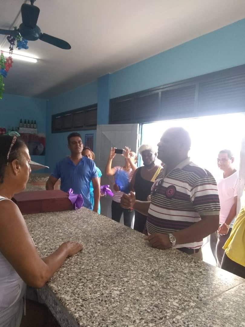BetsyDazVelzqu2's tweet photo. Inaugurada la bodega "La Época" por las máximas autoridades del capitalino municipio Marianao.
#FidelPorSiempre #ComercioCuba
@PresidenciaCuba @MMarreroCruz @JorgeLuisTapiaF https://t.co/NO1beRayIL