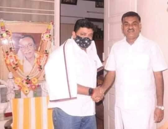 ksivasenapathy's tweet photo. மிகப்பெரிய ஆன்மீக குடும்பத்தில் இருந்து வந்த அமைச்சரின் தேசியக்கொடி கட்டிய கார் மீது செருப்பு வீசுகிறீர்களே... இதுதான் உங்கள் ஆன்மீகமா....? 
அவரது தாத்தா யார் தெரியுமா? 
ஐயப்பன் கோவில் இருக்கும் காட்டில் மரங்களைக் கடத்தல்  தொழில் செய்து வந்த ஒரு கும்பல்..... கோவில் இருப்பதால் https://t.co/aTC77Txvv8