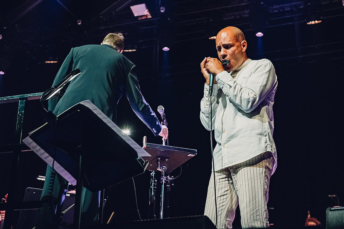 Toots Thielemans, die dit jaar 100 jaar zou zijn geworden, zou trots zijn op de spectaculaire hommage die door het Brussels Jazz Orchestra en het Metropole Orkest op Jazz Middelheim aan hem werd gewijd. Zijn muziek zal voor altijd onze harten beroeren. ❤️

#toots100