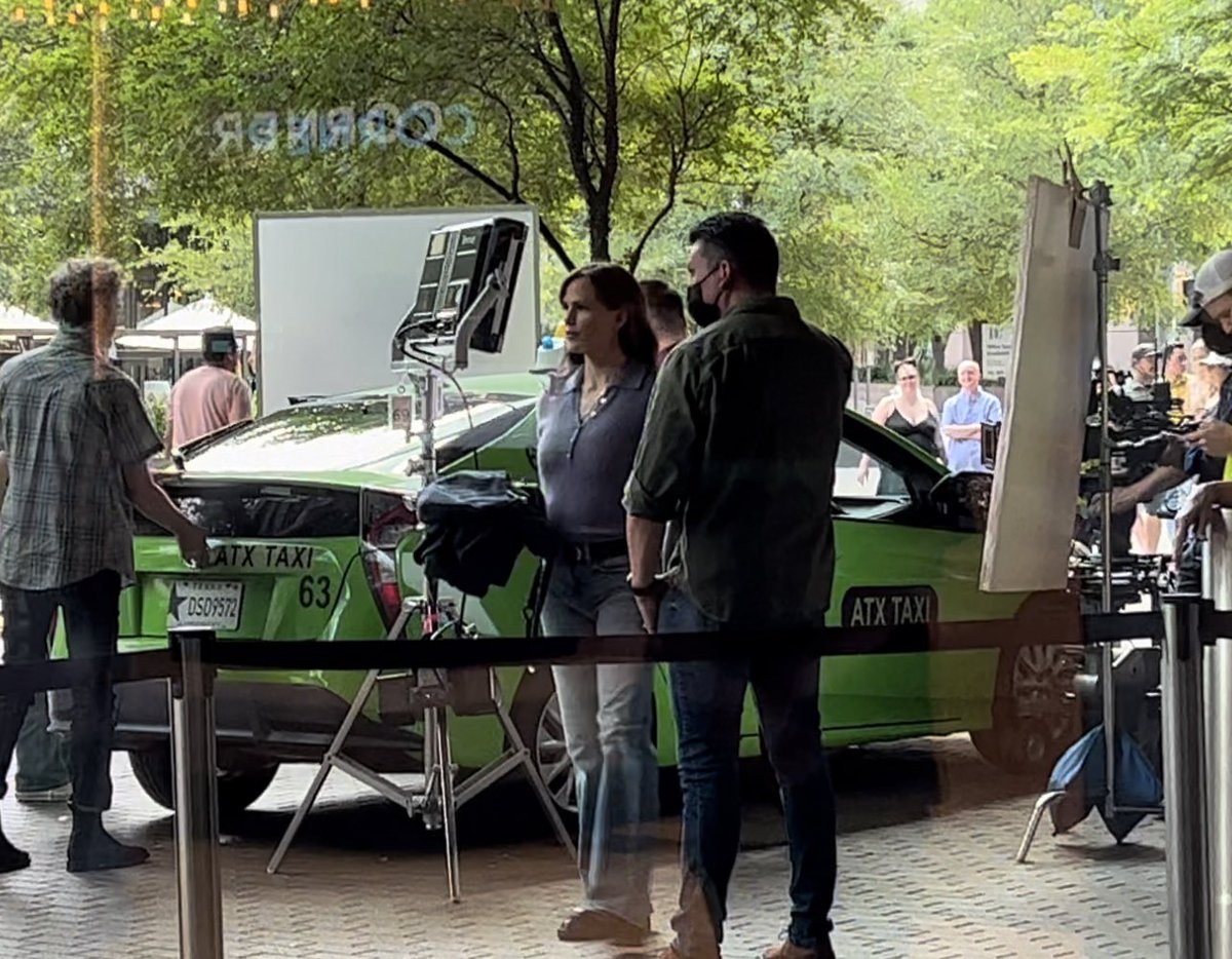 I just totally convesated with #jenniferGarner. Totally thought I was cute, I could tell 😂.  I told her I left my number at the front desk if she needed anyone to fill in for the movie. She said she would contact my agent if she needed anything! That makes me famous by proxy. 😂