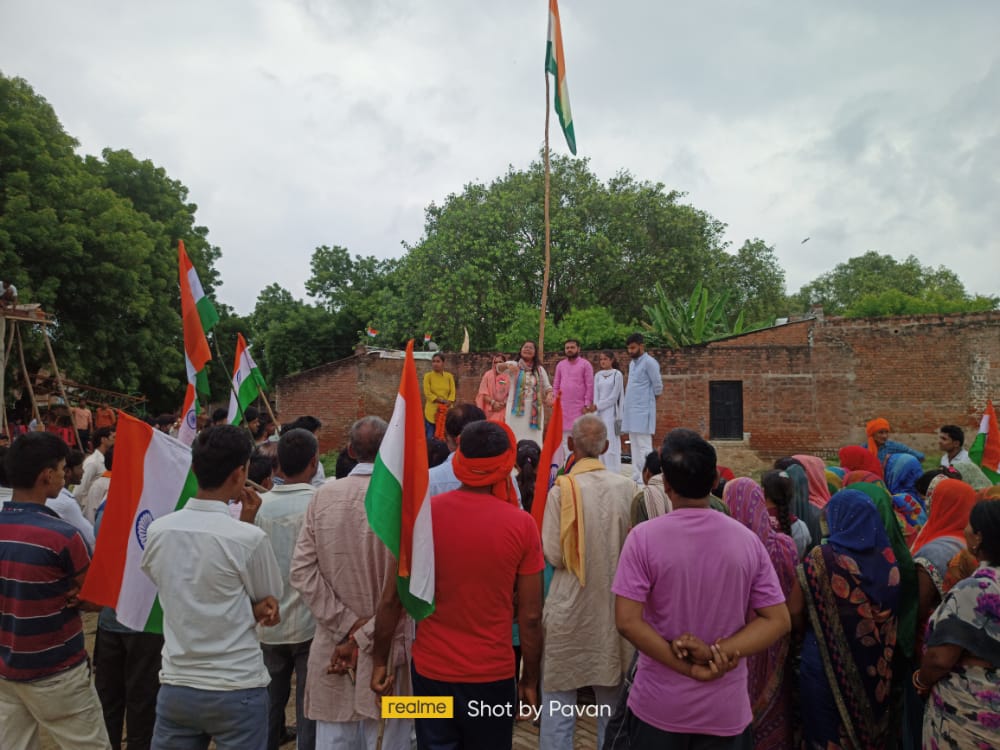 RaiBrijnandan's tweet image. एक गाँव एक तिरंगा के निमित्त घाटमपुर जिले के पतारा गाँव में ध्वजारोहण एवं संगोष्ठी का कार्यक्रम संपन्न हुआ इसके बाद तिरंगा यात्रा का शुभारंभ किया गया।जिसमे प्रवासी के रूप मे राष्ट्रीय मंत्री @SakshiSinghIN जी। प्रांत संगठन मंत्री @AnshulVidyarthi जी उपस्थित रहे।