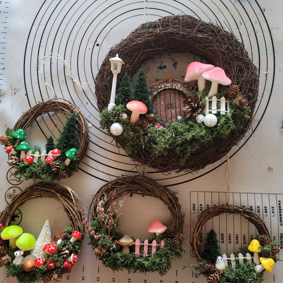 glamasaurus's tweet photo. Just finished #wreath #wreathsofinstagram #homedecor #handmade #wreaths #wreathmaking #wreathmaker #wreathsforsale #christmaswreath #doorwreath #decor #frontdoordecor #diy #christmasdecor #doordecor #wreathdecor #springwreath #etsyshop #smallbusiness #handmadewreath #decoration https://t.co/OAFAO4xXXK