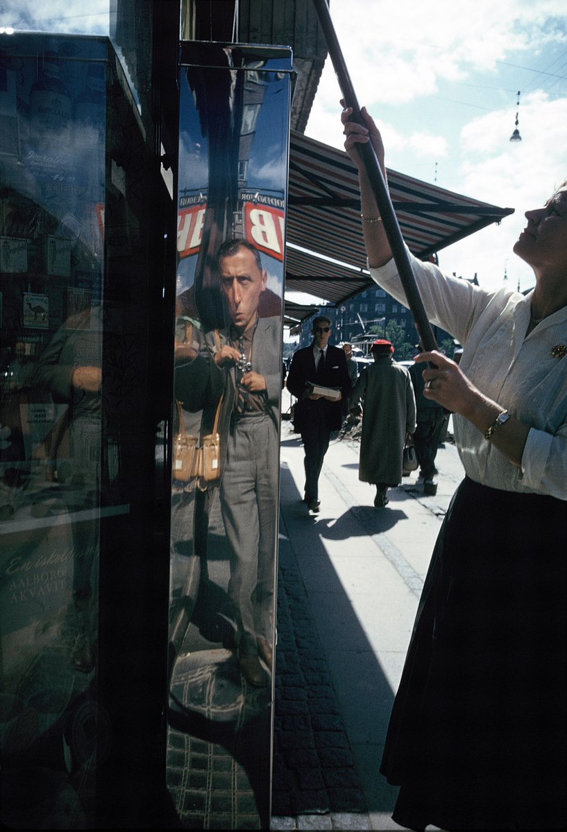Collega @Bram_Oostveen werkte mee aan de totstandkoming van de tentoonstelling Vrij belangrijke foto’s. Daarvoor kreeg hij onder strikte voorwaarden  toegang tot het archief van W.F. Hermans <a href="/KBibliotheek/">KoninklijkeBibliotheek</a>. Vanaf 20 augustus <a href="/Fotomuseum/">Fotomuseum Den Haag</a> in Den Haag. Foto © erven W.F. Hermans
