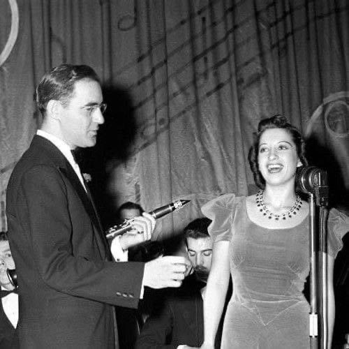 ALHCLindyHop's tweet photo. Appearing with Artie Shaw, Benny Goodman &amp; Harry James during the late '30s - early '40s, Forrest’s vocals proved a solid foil for the Goodman band 1940-mid-1941 recording 55 tracks with Goodman.
#bennygoodman #helenforrest #jazzvocals #jazz #bigband #artieshaw #harryjames https://t.co/11VPeUlX5v