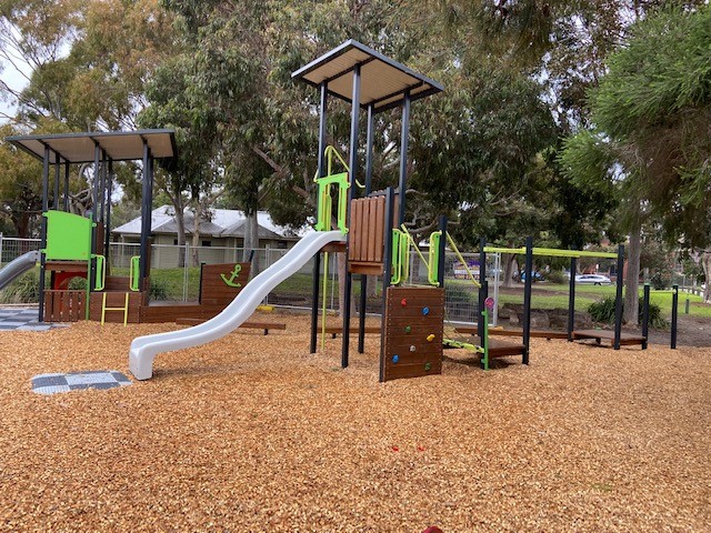 The ever-popular playgrounds in Allambee Park and Bamfield Reserve in Sandringham and Old Dairy Reserve in Brighton East are now open and ready for play 🤸‍🤗
bayside.vic.gov.au/news/swing-our…