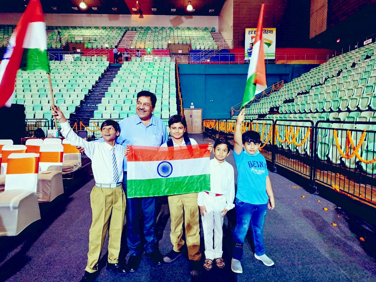 Dir_Education's tweet photo. “विश्व में ऊँची जिसकी शान, वह है भारत देश महान।”

With our heads held high and our hearts brimming with patriotic fervour, let’s enjoy &amp; celebrate the moments of #Harr_Haath_Tiranga. https://t.co/IkghW8EZm3