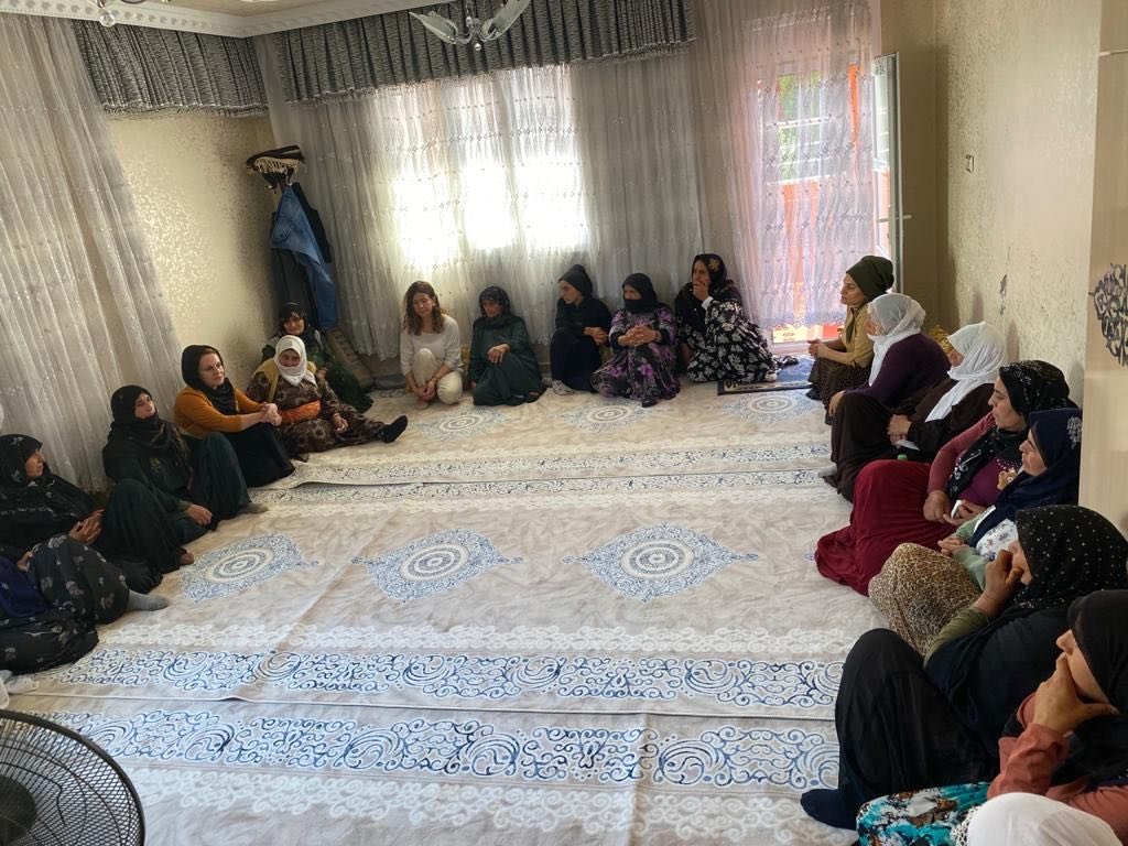 Demokrasiden nasibini alamayan kayyum zihniyeti ve politikası, ilk kadınların emeği ile örülen kadın politikaları, kadın kurumları kapatarak iradesine saldırmıştır. Bu bizi özgürlük mücadelemizde alıkoymayacaktır. TJA olarak,  ev ev dolaşarak ve kadınlarla buluşarak kazanacağız.