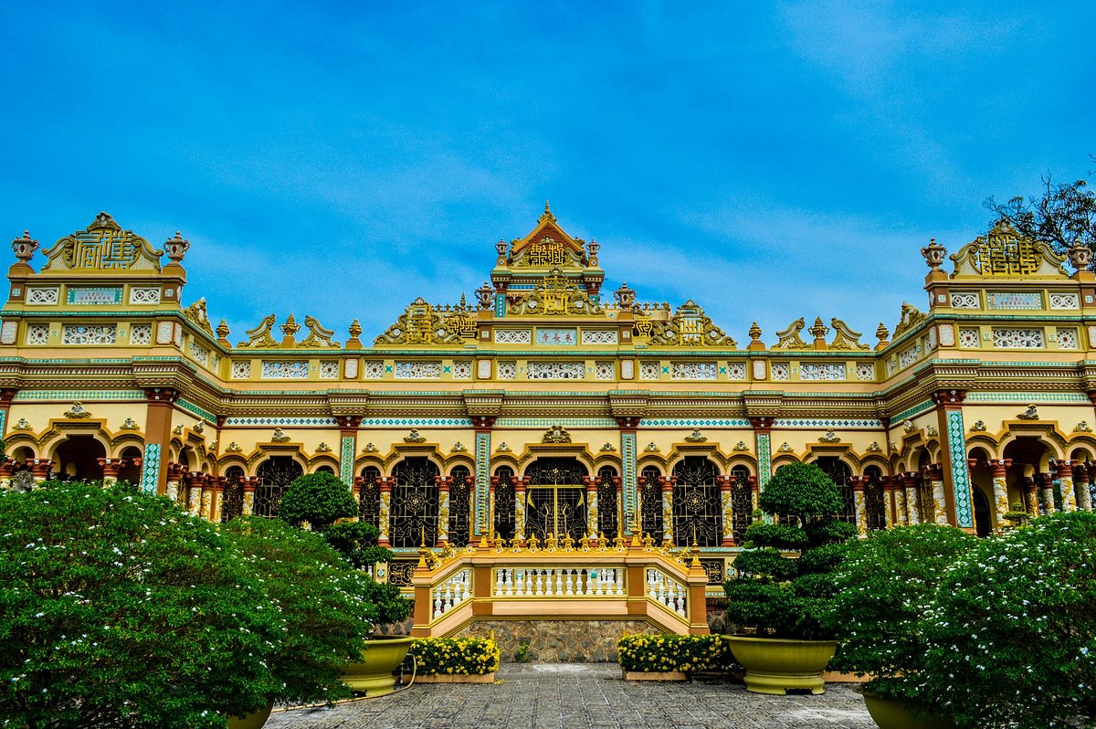 Vietsense_'s tweet photo. Immerse yourself into nature as much as the eye-catching green color and ancient beauty of Mekong Delta
#MekongDelta
#BenTre
#CaiBe
#ChauDoc https://t.co/NXX9JSUnbq