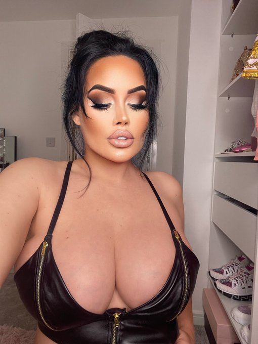 Do my tits look good in leather? 😜 https://t.co/gLjNb7FGut