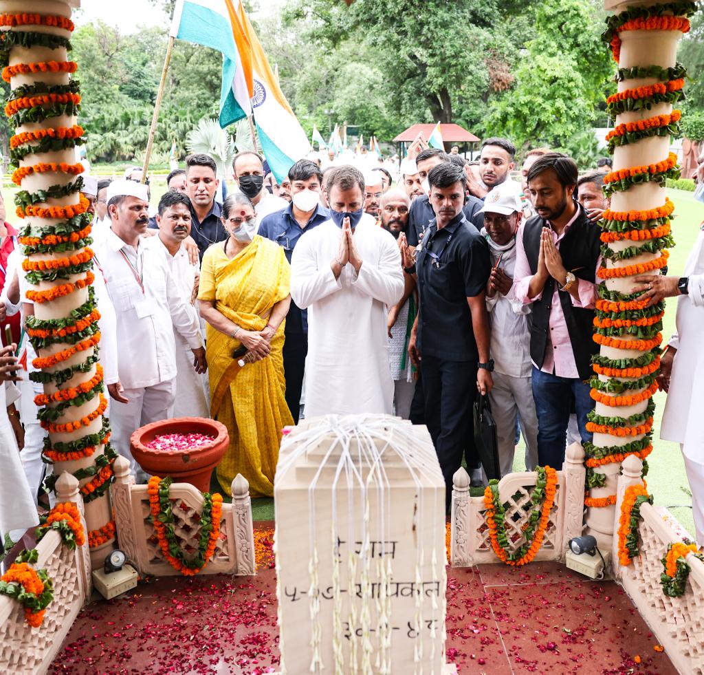 INCIndia's tweet image. आज़ादी के पावन अवसर पर बापू को @RahulGandhi जी का नमन।

ये वही जगह है, जहां बापू को गोलियां मारी गई थी।