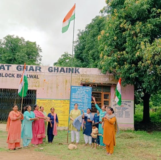 JK_NRLM's tweet photo. 🇮🇳 #SHG members  from Block Bhalwal, Distt Jammu celebrated 76th #IndependenceDay with great zeal &amp; patriotism by hoisting the National Flag ,making flower Rangoli &amp; singing the National Anthem.@indukanwal @OfficeOfLGJandK
@AvnyLavasa @dcjammuofficial @MoRD_GoI @mopr_goi @diprjk https://t.co/yVgfdxXbBh