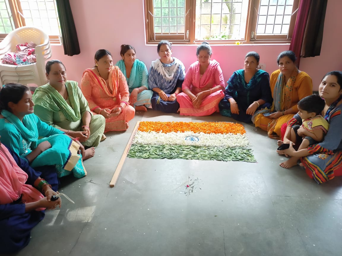 JK_NRLM's tweet photo. 🇮🇳 #SHG members  from Block Bhalwal, Distt Jammu celebrated 76th #IndependenceDay with great zeal &amp; patriotism by hoisting the National Flag ,making flower Rangoli &amp; singing the National Anthem.@indukanwal @OfficeOfLGJandK
@AvnyLavasa @dcjammuofficial @MoRD_GoI @mopr_goi @diprjk https://t.co/yVgfdxXbBh