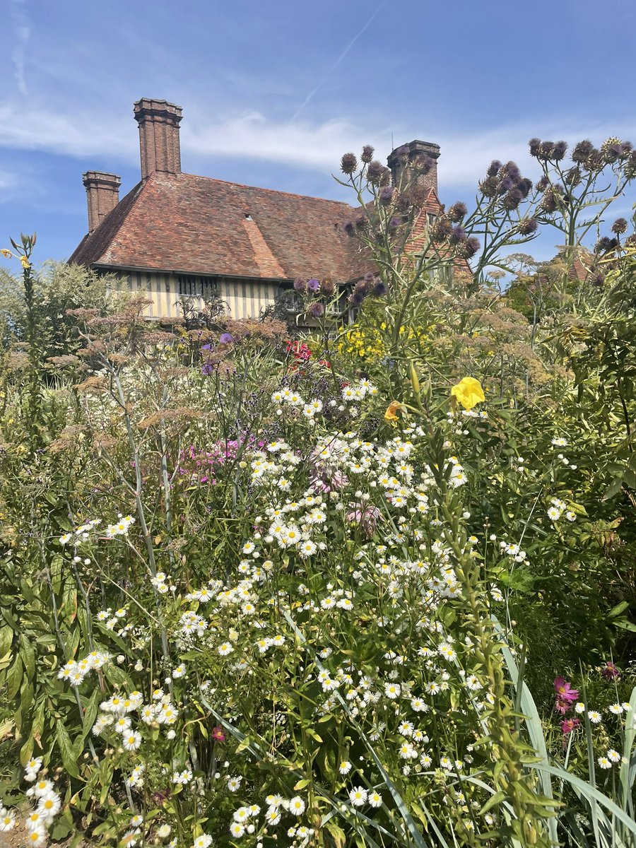 elspjt's tweet photo. Wonderful weekend with friends made perfect by a visit to Great Dixter Gardens. Amazing inspiration even in a drought. #gardening #friendship #weekendfun #inspiration https://t.co/nRnUQDxDSU