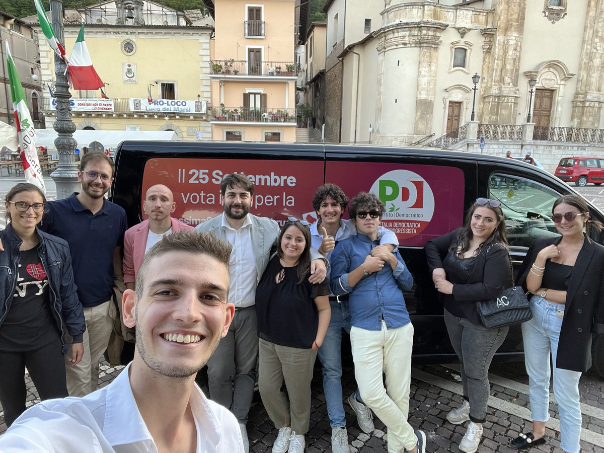 michelefina's tweet photo. Ieri sera alla storica Festa dell’Unità del mio paese #LucoDeiMarsi! Una bella serata di politica e convivialità, con un piccolo spoiler del Van che ci porterà questi giorni in giro per l’#Abruzzo! https://t.co/JTdgleWnGh