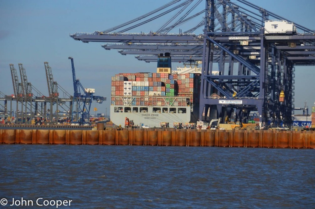 TheSuffolkMan's tweet photo. #Felixstowe #shipping #crane to #crane https://t.co/6AW6V0i3M9