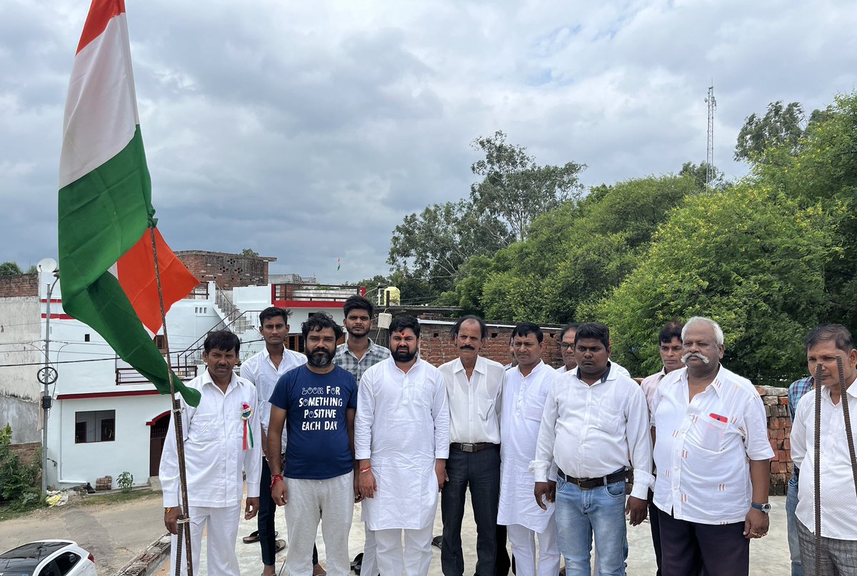 Dharmveersingha's tweet photo. आज @AAP4Barabanki कार्यालय पर आज़ादी के 75वां स्वतंत्रता दिवस तिरंगा फहराकर राष्ट्रगान गा कर भारत देश के वीर सपूतों को याद कर मनाया गया। और संकल्प लिया कि हम लोग भारत देश के वीर शहीदों के सपनो को मिलकर साकार करेंगे।
जय हिंद जय भारत
#ENdependenceDay
@AAPUttarPradesh @SabhajeetAAP https://t.co/x3As0TNzEy