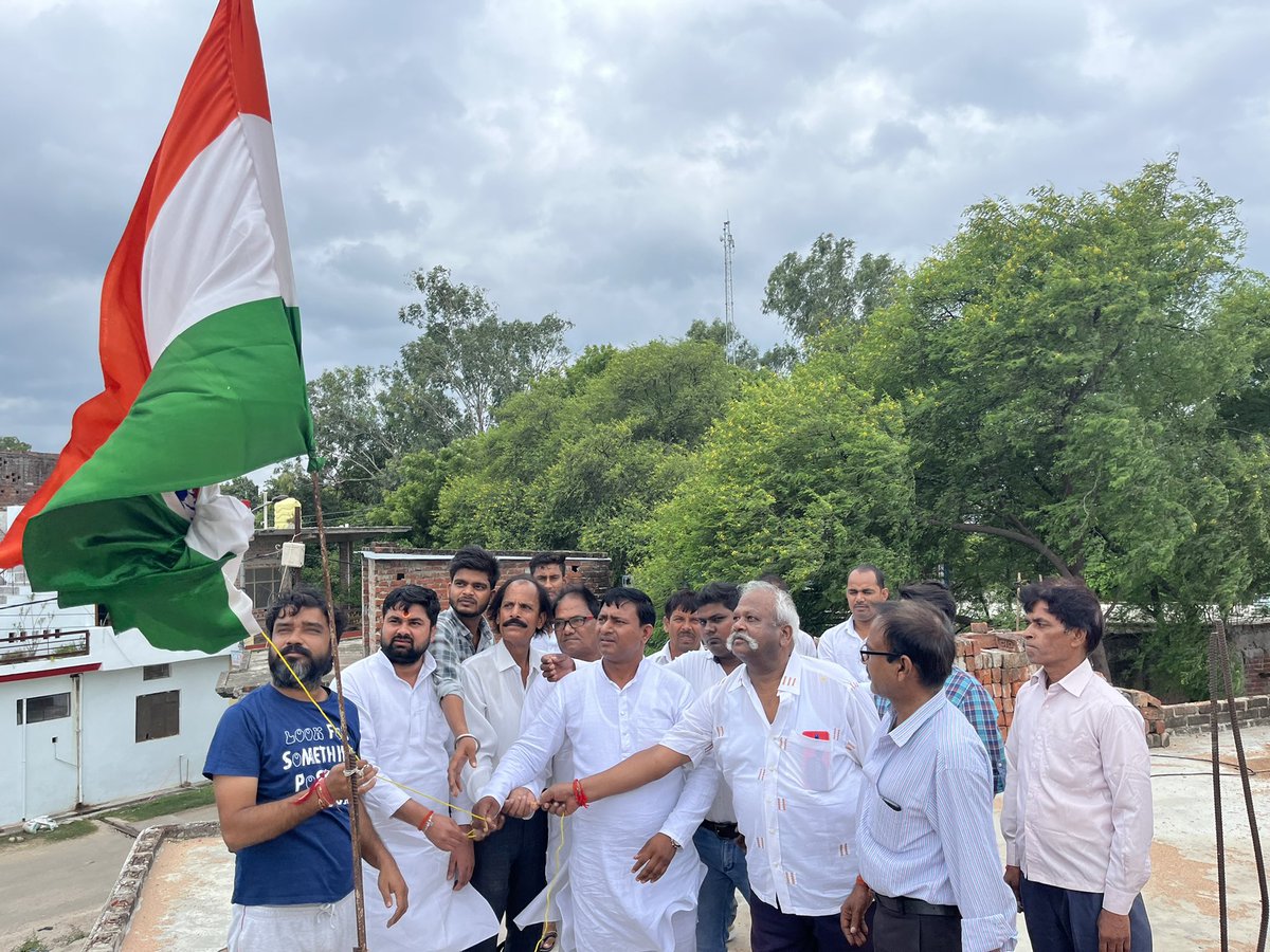 Dharmveersingha's tweet photo. आज @AAP4Barabanki कार्यालय पर आज़ादी के 75वां स्वतंत्रता दिवस तिरंगा फहराकर राष्ट्रगान गा कर भारत देश के वीर सपूतों को याद कर मनाया गया। और संकल्प लिया कि हम लोग भारत देश के वीर शहीदों के सपनो को मिलकर साकार करेंगे।
जय हिंद जय भारत
#ENdependenceDay
@AAPUttarPradesh @SabhajeetAAP https://t.co/x3As0TNzEy