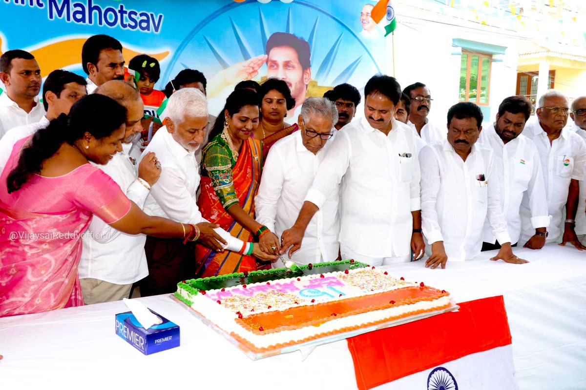 VSReddy_MP's tweet photo. తాడేపల్లిలోని వైఎస్సార్ సీపీ కేంద్ర కార్యాలయంలో ఈరోజు స్వాతంత్య్ర దినోత్సవాన్ని అత్యంత ఘనంగా నిర్వహించడం జరిగింది. స్వతంత్ర భారతావని 75 ఏళ్లు పూర్తి చేసుకున్న శుభసందర్భంగా త్రివర్ణ పతాకాన్ని ఆవిష్కరించి మహనీయులను స్మరించుకోవడం జరిగింది. జాతీయ జెండాలతో ర్యాలీ నిర్వహించడం జరిగింది. https://t.co/zRluDDuGce