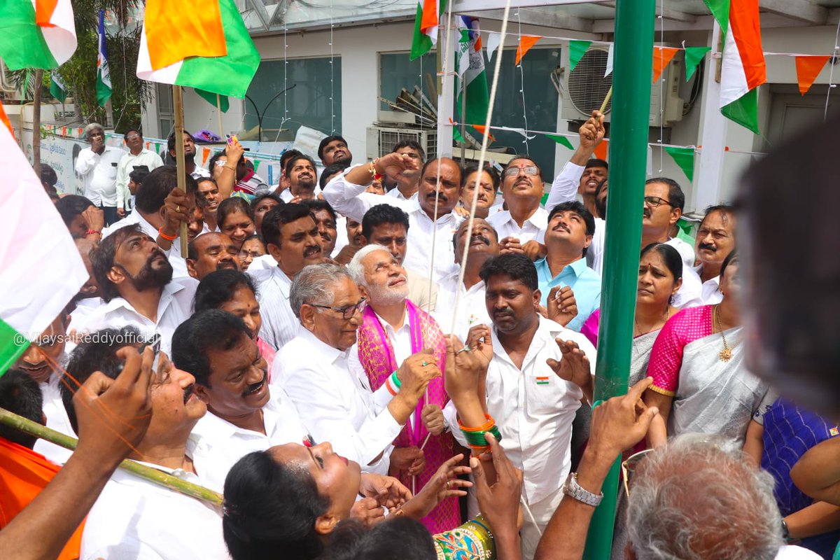 VSReddy_MP's tweet photo. తాడేపల్లిలోని వైఎస్సార్ సీపీ కేంద్ర కార్యాలయంలో ఈరోజు స్వాతంత్య్ర దినోత్సవాన్ని అత్యంత ఘనంగా నిర్వహించడం జరిగింది. స్వతంత్ర భారతావని 75 ఏళ్లు పూర్తి చేసుకున్న శుభసందర్భంగా త్రివర్ణ పతాకాన్ని ఆవిష్కరించి మహనీయులను స్మరించుకోవడం జరిగింది. జాతీయ జెండాలతో ర్యాలీ నిర్వహించడం జరిగింది. https://t.co/zRluDDuGce