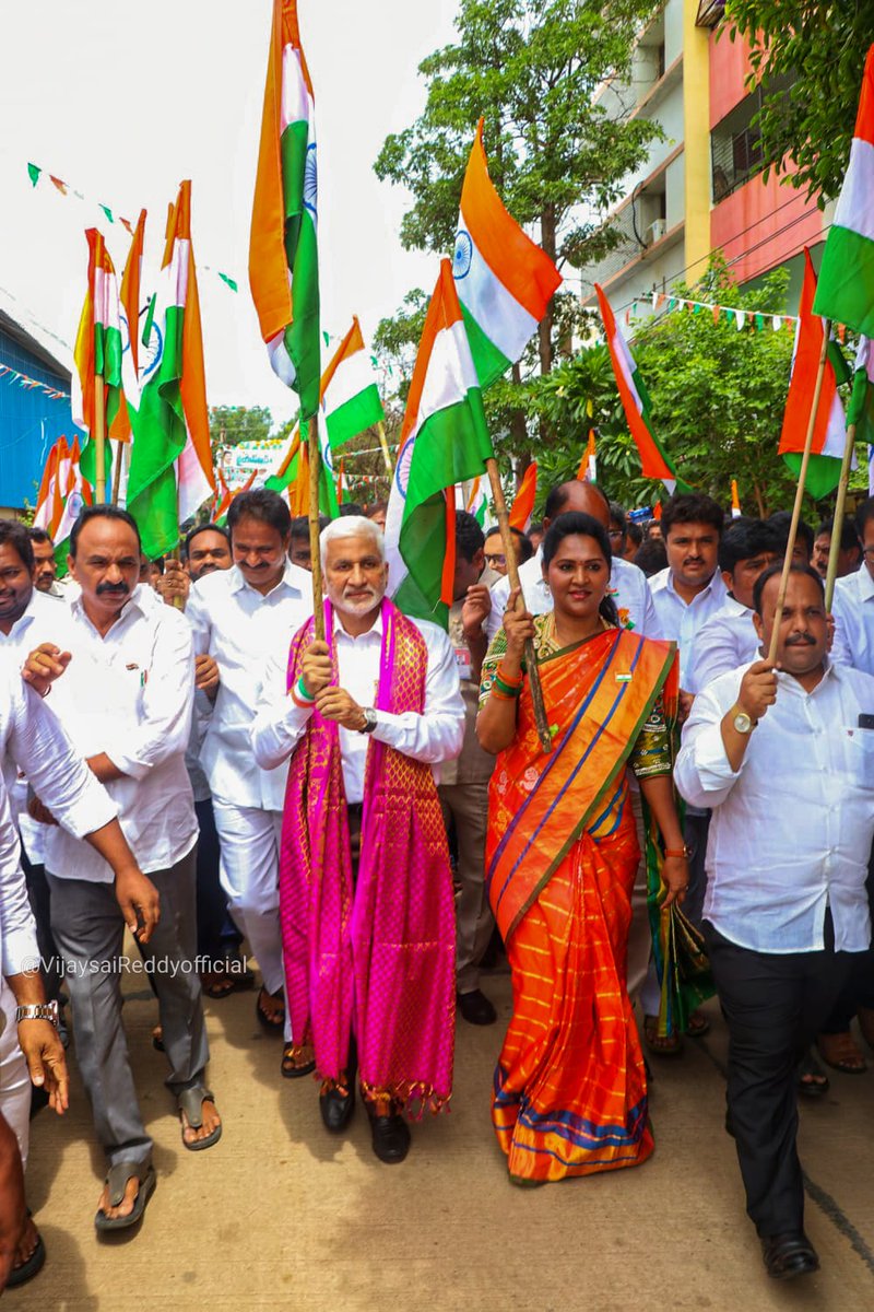 VSReddy_MP's tweet photo. తాడేపల్లిలోని వైఎస్సార్ సీపీ కేంద్ర కార్యాలయంలో ఈరోజు స్వాతంత్య్ర దినోత్సవాన్ని అత్యంత ఘనంగా నిర్వహించడం జరిగింది. స్వతంత్ర భారతావని 75 ఏళ్లు పూర్తి చేసుకున్న శుభసందర్భంగా త్రివర్ణ పతాకాన్ని ఆవిష్కరించి మహనీయులను స్మరించుకోవడం జరిగింది. జాతీయ జెండాలతో ర్యాలీ నిర్వహించడం జరిగింది. https://t.co/zRluDDuGce