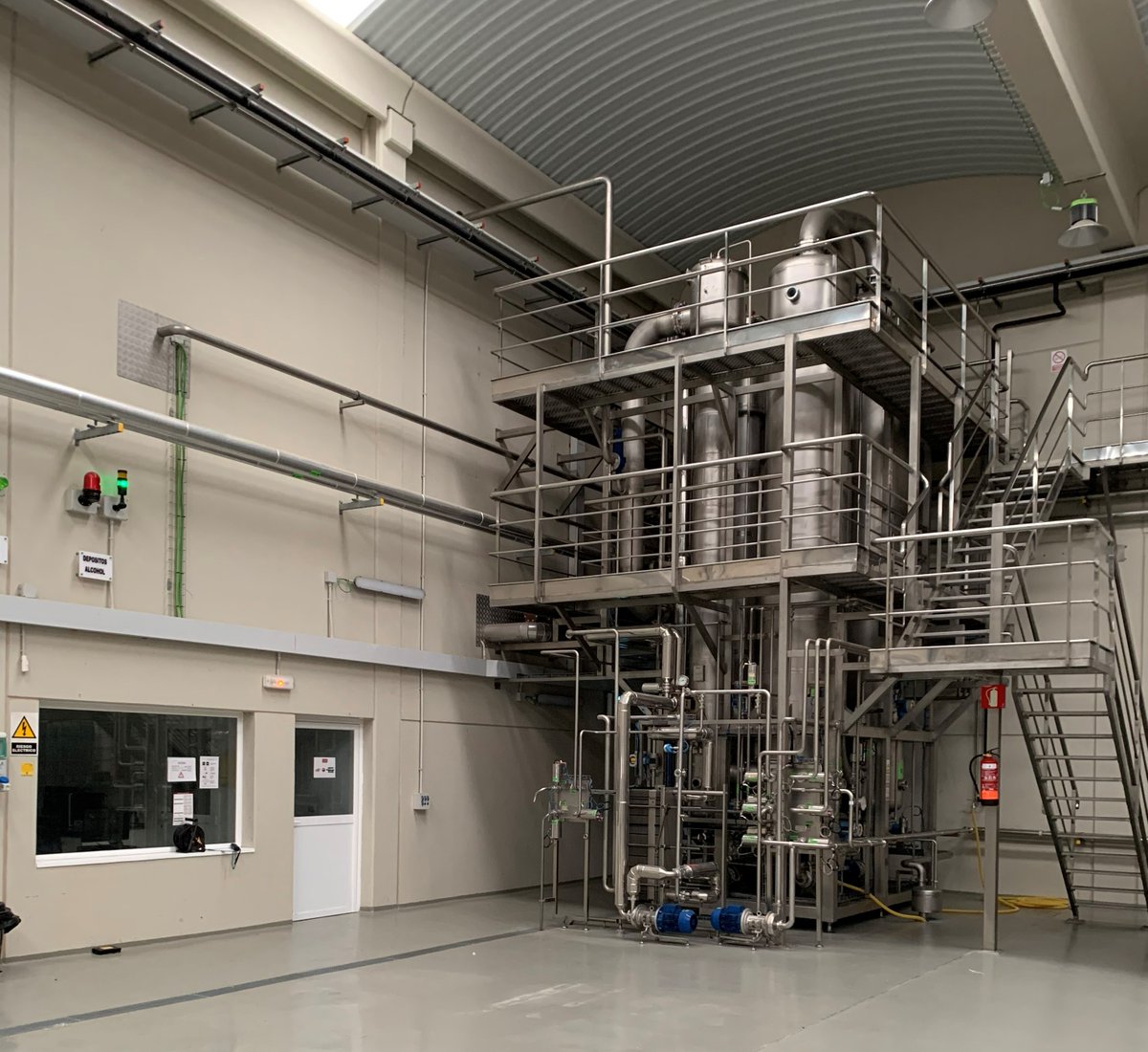 Efeagro's tweet photo. La producción de vino desalcoholizado es la última apuesta de Uveste, bodega de la familia Hevia Ferrer 
 que ve cómo este segmento crece y puede atraer nuevos consumidores al sector vinícola, especialmente jóvenes. @uveste @UveRequena
https://t.co/VJoW1hwZZs https://t.co/fPE2AS2rLY