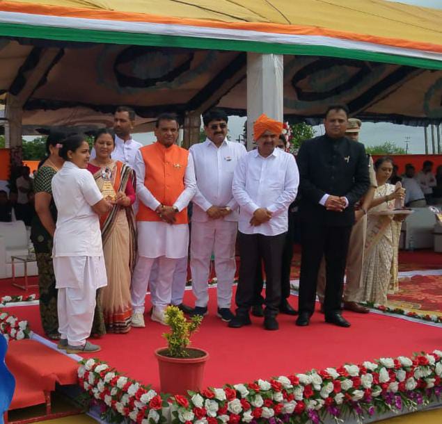 અમરેલી જિલ્લાના ઘારી તાલુકા ખાતે સ્વાતંત્ર દિવસની ઉજવણી દરમ્યાન શ્રેષ્ઠ કોવિડ વેકસીનેશન કામગીરી બદલ માન. પ્રભારી મંત્રીશ્રી, માન. સાંસદશ્રી, માન. ધારા સભ્યશ્રી, માન. કલેકટરશ્રી તેમજ માન. જિલ્લા વિકાસ અધિકારીશ્રી દ્વારા શીલ્ડ એનાયત કરવામા આવ્યા