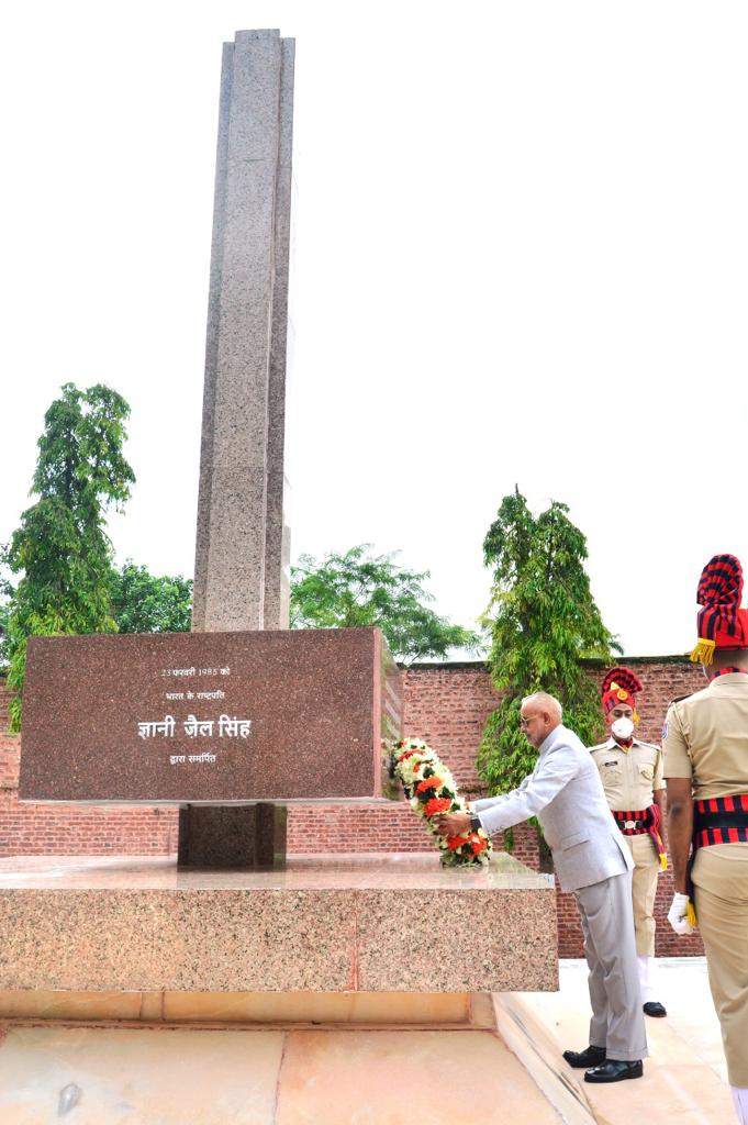 Andaman_Admin's tweet photo. Hon’ble Lt. Governor @Admiral_DKJoshi, A&N Islands pays homage at Cellular Jail at #Martyr’sColumn to the great freedom fighters of our beloved nation on the occasion of 76th #Independenceday. #AzadiKaAmritMahotsav #75YearsofIndipendence https://t.co/wh8bBSQNqB