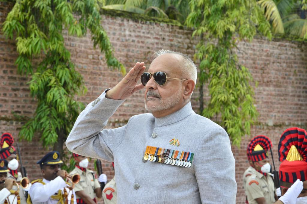 Andaman_Admin's tweet photo. Hon’ble Lt. Governor @Admiral_DKJoshi, A&N Islands pays homage at Cellular Jail at #Martyr’sColumn to the great freedom fighters of our beloved nation on the occasion of 76th #Independenceday. #AzadiKaAmritMahotsav #75YearsofIndipendence https://t.co/wh8bBSQNqB