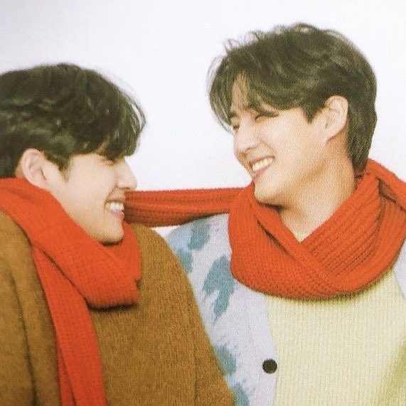 아가 자꾸 높은 곳 올라가는 이유는 아빠들의 서로 사랑하던 젊은 날의 사진 다 위에 올라가있어서 그거 보고싶어서 일 것 같음 
셋이 살던 집에 김아빠랑 아가만 남아서 살고 있다보니 저렇게 숨겨진 사진들이 곳곳에 있는데 김은 발견 못하고 아가만 알았으면
(냅다 이혼육아물을 끼얹어봄)