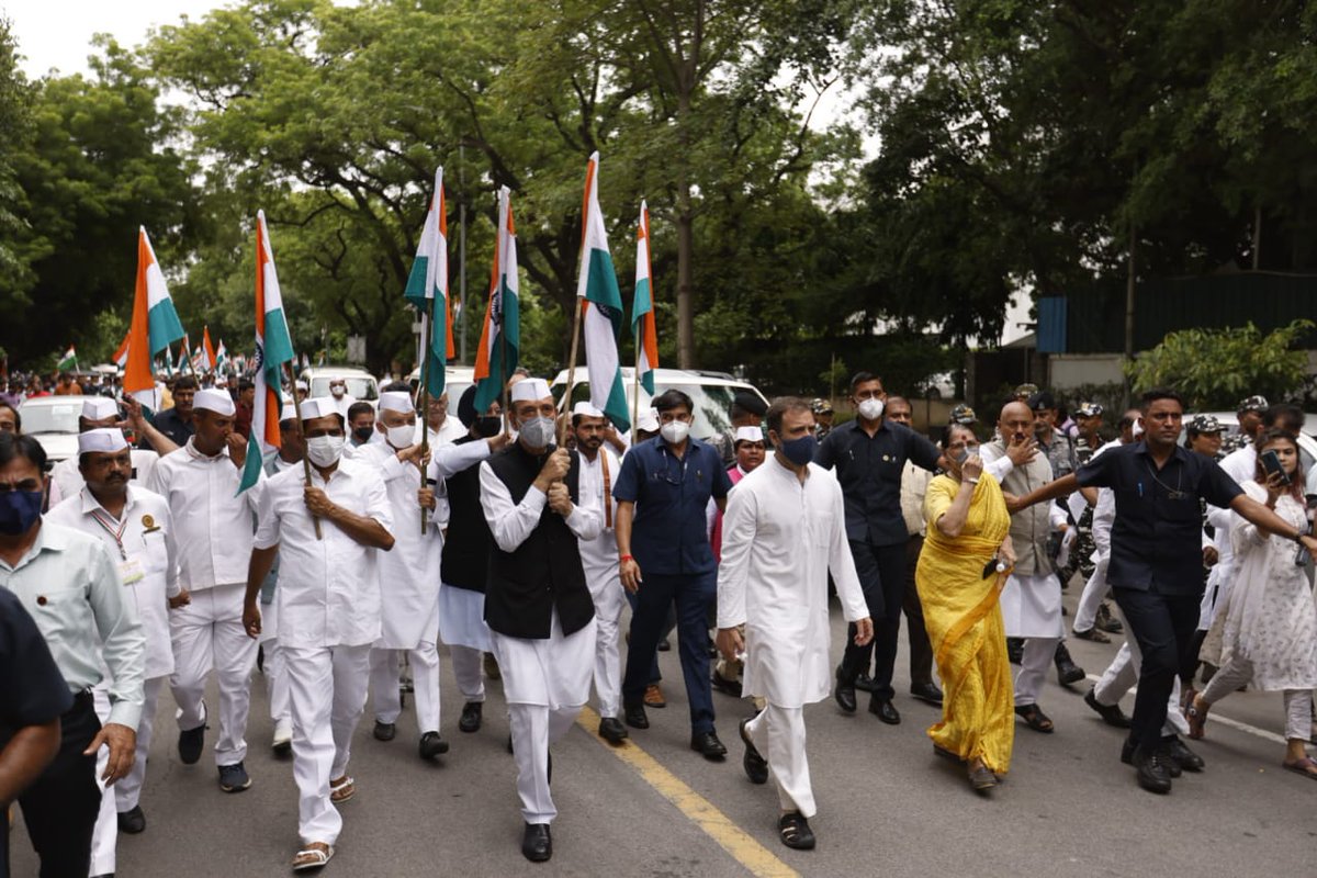 हाथों में तिरंगा थामकर दिल्ली की सड़कों पर निकले गांधी के अनुयायी और जज्बा था- आज़ादी गौरव यात्रा का।

#IndiaAt75