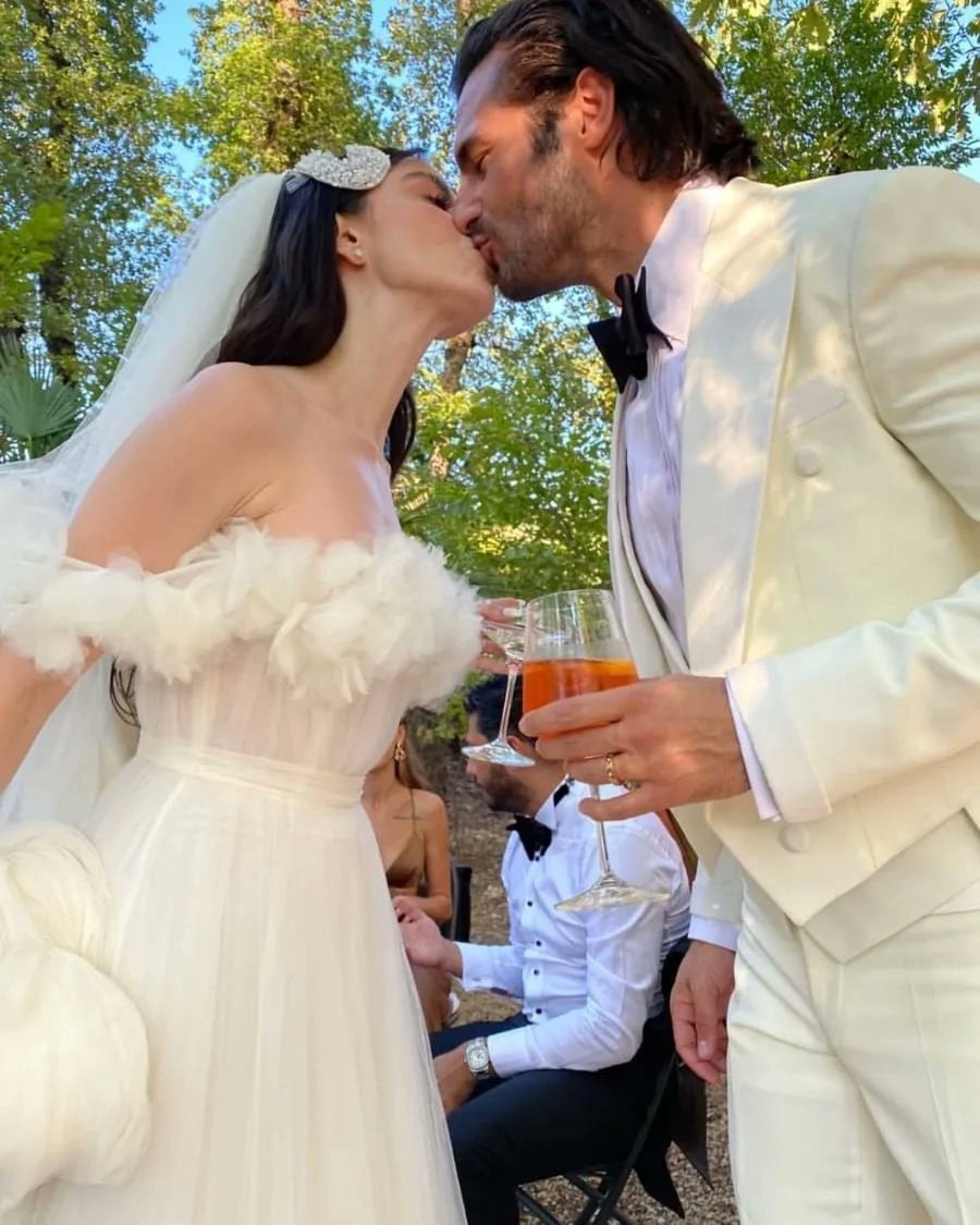blinkbuzzz's tweet photo. Congratulations #SerkanÇayoğlu #ÖzgeGürel 🤍 #ÖzgeSerkanWedding

Learn more about them 👇
Serkan - https://t.co/sa3AecguyW
Özge - https://t.co/E12dL53mQd
or their relationship timeline - COMING SOON https://t.co/ypyHzajXhQ
