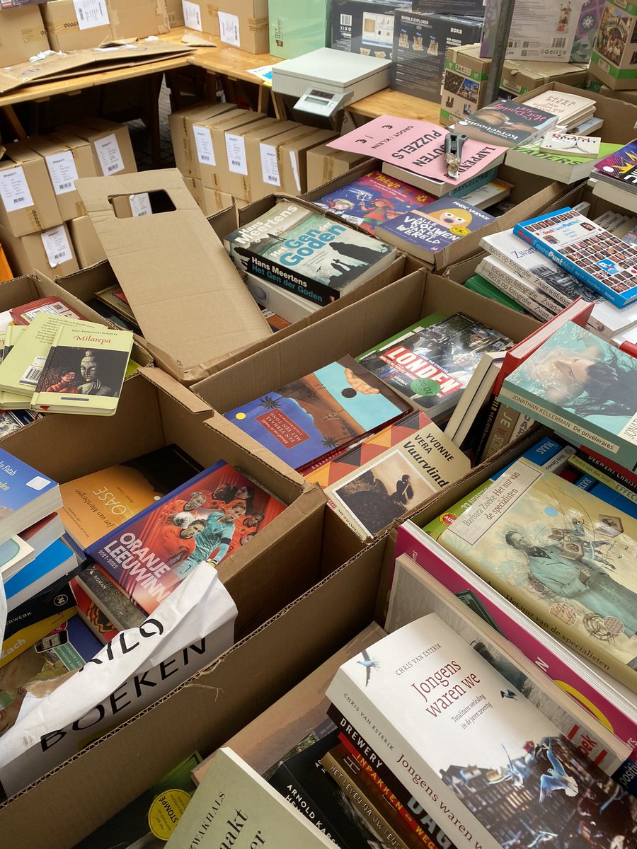 peterteriele's tweet photo. 4 kg 12 boeken ter waarde van bijna 200 euro kon ik voor 22 euro meenemen. #lappendag in Hoorn https://t.co/A5Sl1lFVr0