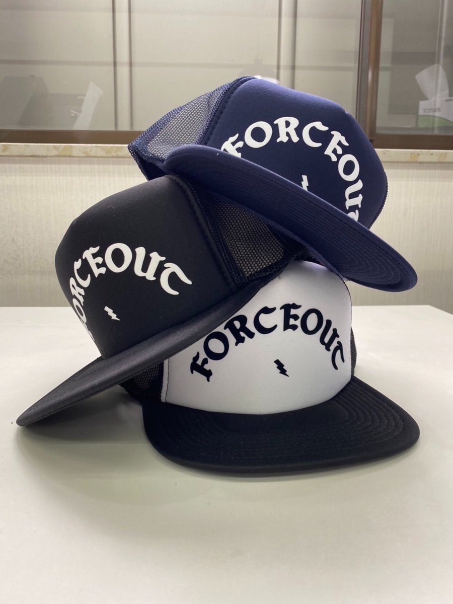 4th70t's tweet image. 当然フラットバイザーのタイプも欲しくなるわけで。どうせなら、とフォントに合わせて今回はシルクではなくフロッキープリント。言わなきゃ気付かない程度の贅沢ぶり。相変わらずの数少なめ。
#FORCEOUT