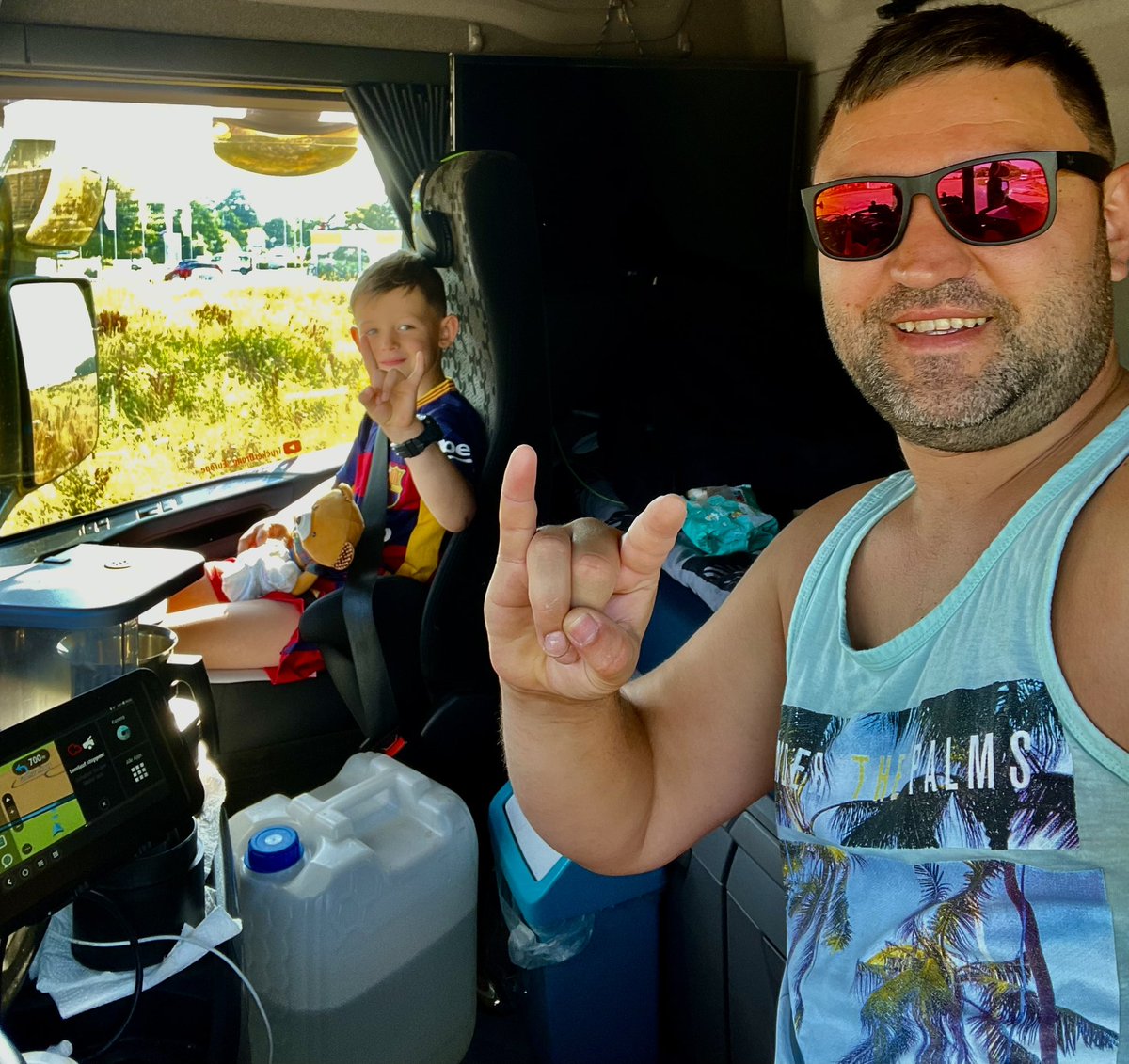 TadasTedis's tweet photo. Mokykla tik nuo treciadienio:)
Tai vaziuojam pasivazinet den ir ten. Biski danijos biski vokietijos :) kam atostogos kam darbas :) #proud #darbas #atostogos #FatherAndSon https://t.co/IgLHly2erX
