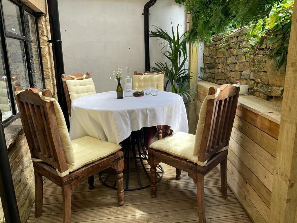Come and enjoy some alfresco drinks before the rain comes! 🥂🌦

Taste some fine wine by the glass alongside our very popular cheese and charcuterie boards 🧀🥖

We’d love to see you 🤗

#winebytheglass #alfrescodrinking #winebar #courtyardgarden #winetasting #winelover #winefan