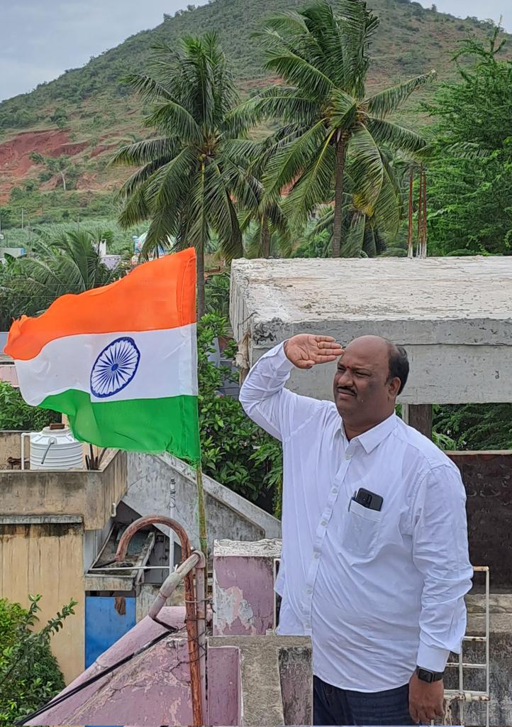 apeddababu's tweet photo. " 75 వ  స్వాతంత్ర్య   దినోత్సవ  శుభాకాంక్షలు".
*ఆజాదీ కా అమృత్ మహోత్సవంలో   సందర్బంగా   పూసర్లపాడు  గ్రామంలో మా నివాసం   నందు   హర్ ఘర్  తిరంగా  కార్యక్రమం లో  జాతీయ  జెండాను  ఆవిష్కరించిన  పూసర్లపాడు  పంచాయతీ  వైస్ సర్పంచ్  అరవల   పెద్దబాబు. https://t.co/Sj5wQw1hHS