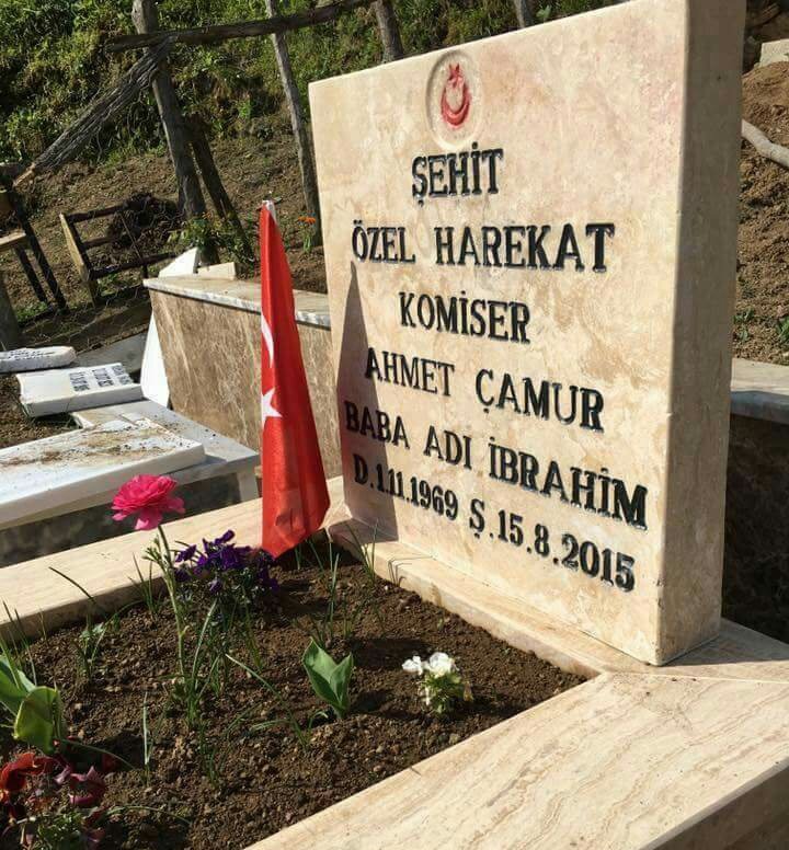 "Ben Ahmet Çamur sizlere vücuduma isabet eden 3 kurşunu ve 3 yetim kız çocuğumu emanet ediyorum."

Ruhun Şad Olsun Yiğidim.
15 Ağustos 2015