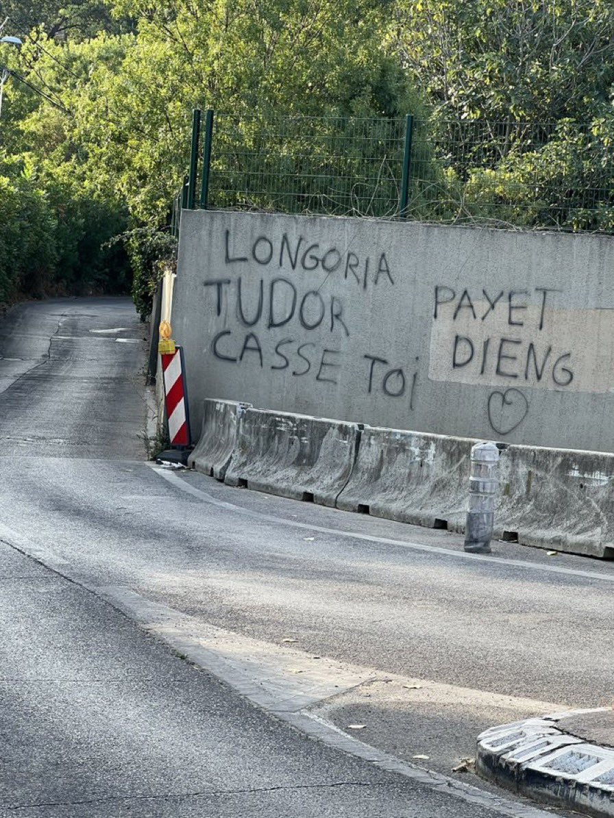 Footballogue's tweet photo. Les tags présents à la Commanderie ce matin 😧

« Longoria, Tudor casse toi »

« Payet, Dieng 💙 »

(@Mode55489648) https://t.co/grrowwohUU