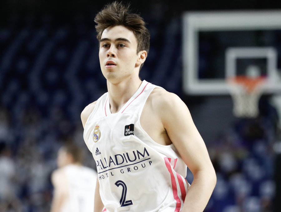 Juan Núñez (1.91 metros y 18 años) deja el Real Madrid y firma por el Ratiopharm Ulm. 

El joven base MVP del pasado Europeo Sub20 y ganador de la medalla de oro con España, continuará su carrera en Alemania tras quedarse sin sitio en el club blanco.

(Vía <a href="/BasketNews_com/">BasketNews</a>)